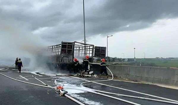 Cháy xe tải trên cao tốc