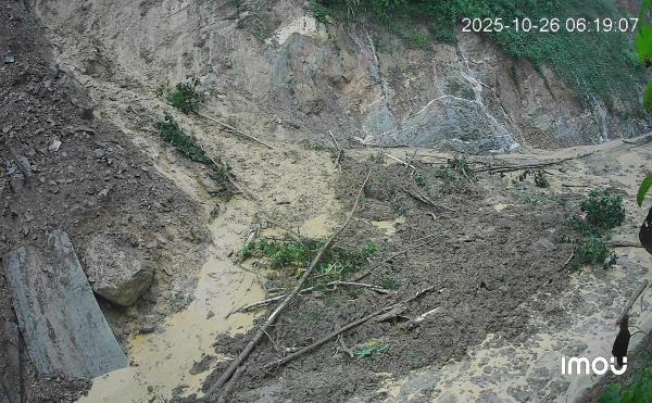 Mưa lớn gây sạt lở nhiều nơi thủy điện thông báo xả lũ đến 2.500 m3/s