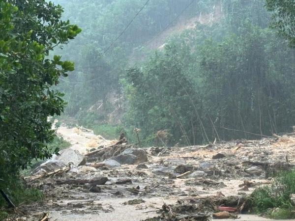 Cúp điện, mất sóng điện thoại, không thể liên lạc với 600 hộ dân xã Trà Leng (cũ)