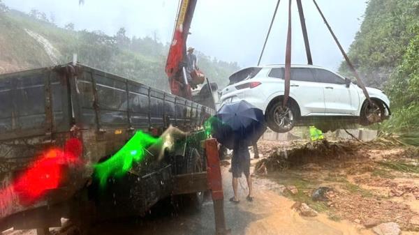 Giải cứu ô-tô mắc kẹt trên cao tốc La Sơn - Túy Loan do sạt lở