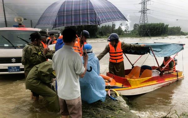 Công an kịp thời hỗ trợ, vượt lũ đưa sản phụ đến bệnh viện an toàn