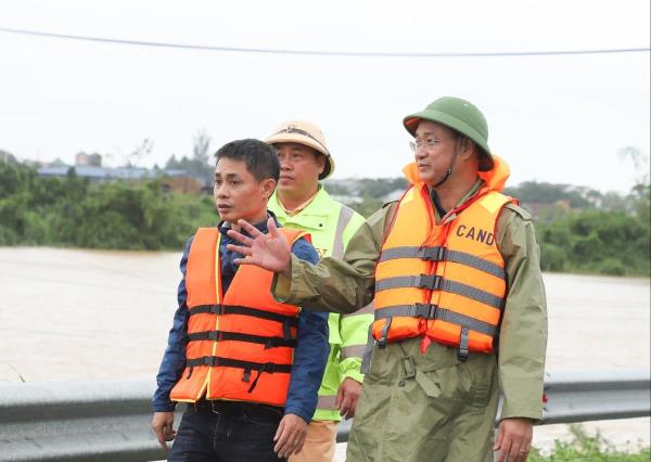 Bí thư Thành ủy Lê Ngọc Quang đến điểm xung yếu thăm hỏi người dân và chỉ đạo phòng chống lụt