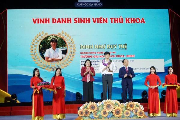 Đại học Đà Nẵng trao 740 triệu đồng học bổng, vinh danh thủ khoa và sinh viên tiêu biểu năm 2025