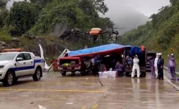 Dùng thiết bị bay tiếp tế cho tài xế mắc kẹt vì sạt lở trên đèo Lò Xo