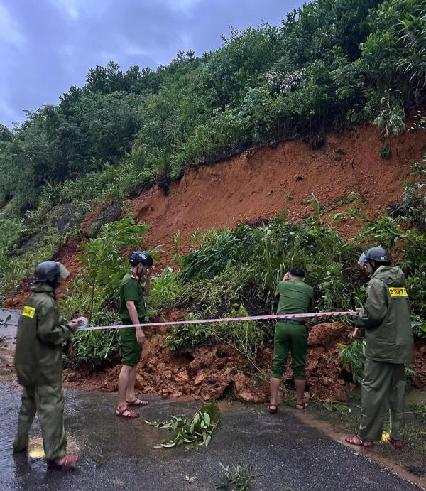 Công an xã Sông Kôn bám sát địa bàn hỗ trợ giúp đỡ nhân dân