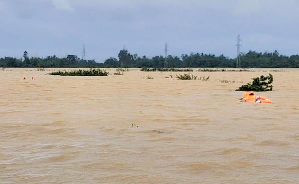 Lật ghe chở 9 người, 1 người đang mất tích