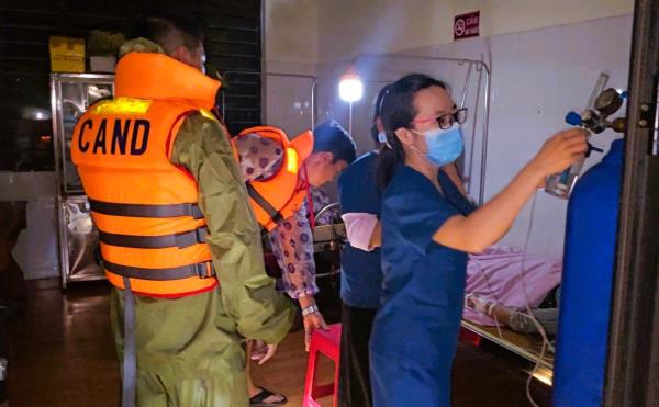 Công an vượt lũ đưa bình ô xy đi cấp cứu người dân qua cơn nguy hiểm