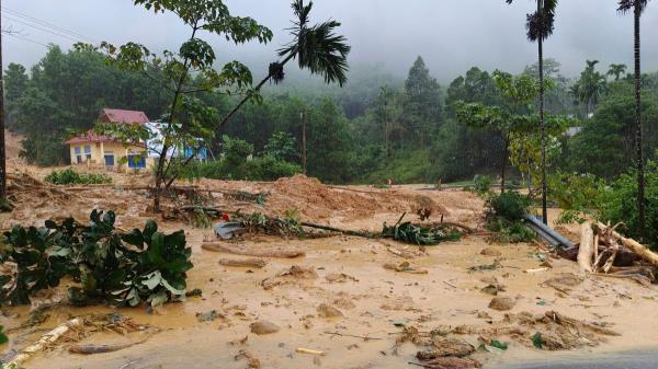 Kinh hoàng lở núi cuốn trôi cây cối trước mắt người đi đường