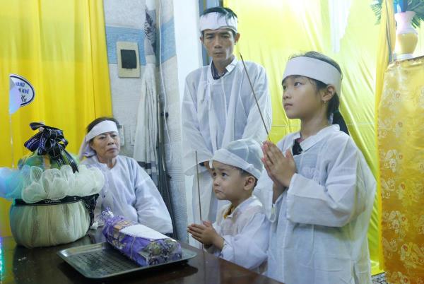 Mẹ nói đi làm mua sữa cho con, mà lũ cuốn mất mẹ rồi…