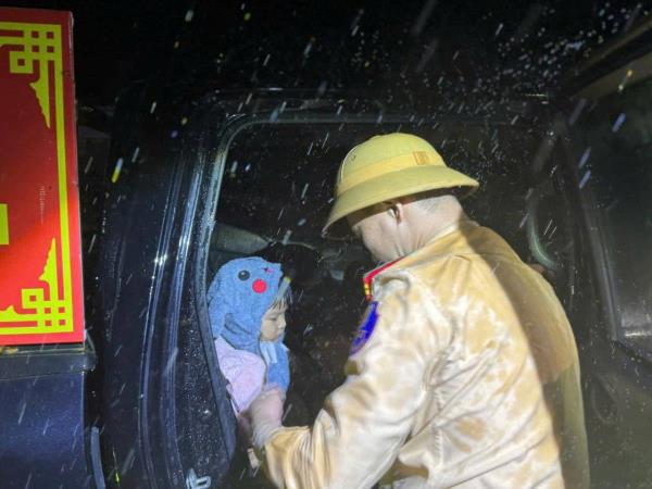 Cảnh sát giao thông trắng đêm phân luồng, hỗ trợ người dân trong nước lũ