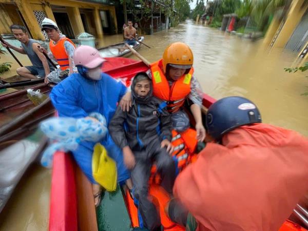 Công an xã Hòa Tiến cứu hộ người dân vùng xung yếu mưa lũ