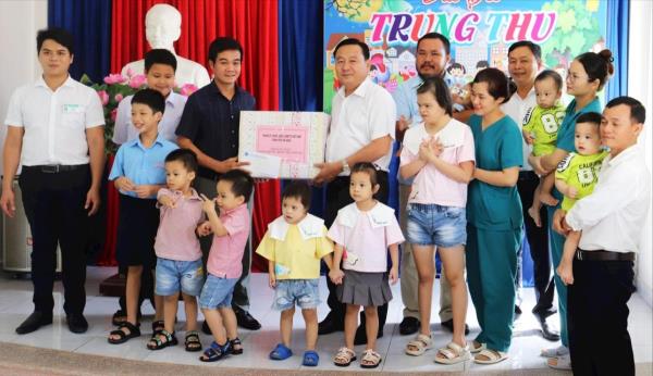 Lãnh đạo Hội đồng nhân dân thành phố Đà Nẵng thăm, tặng quà Trung thu các trung tâm bảo trợ xã hội