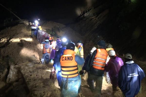 Công an xã Trà Tân cùng lực lượng chức năng băng rừng trong đêm tối đưa người gặp nạn đi cấp cứu