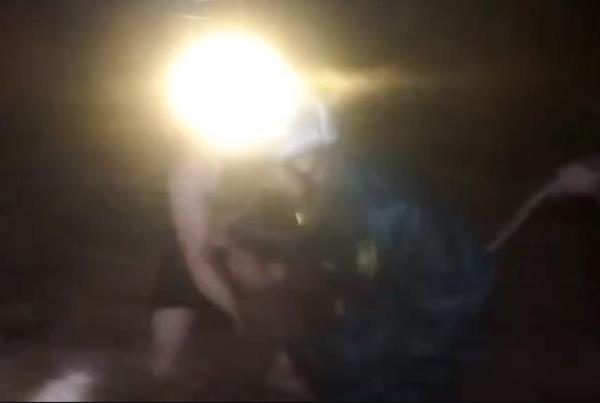 Giải cứu người đàn ông mắc kẹt giữa dòng lũ ở Sơn Hạ