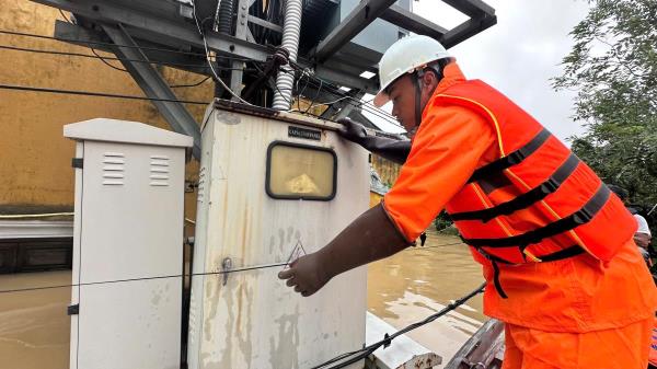 Còn hơn 400.000 khách hàng tại miền Trung bị mất điện do mưa lũ