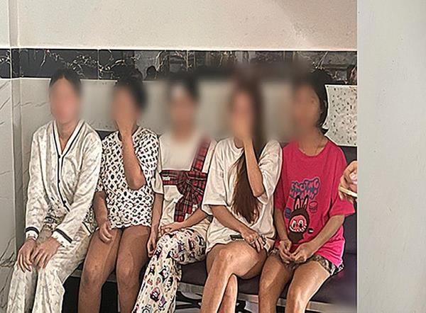 Ông chủ cùng nhóm đàn em giam lỏng nhiều nữ nhân viên massage