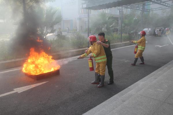 Thực tập phối hợp chữa cháy và cứu nạn cứu hộ tại các cơ sở y tế