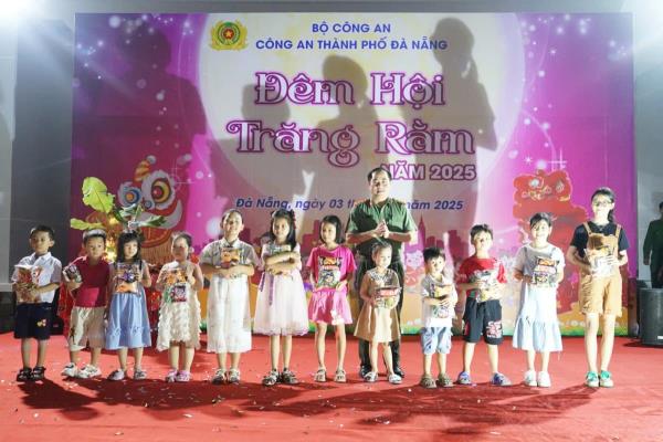 Công an Đà Nẵng tổ chức Đêm hội trăng rằm ấm áp cho con em cán bộ, chiến sĩ