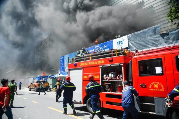 Khói lửa bao trùm cao ốc đang xây dựng, Cảnh sát PCCC Đà Nẵng khống chế kịp thời