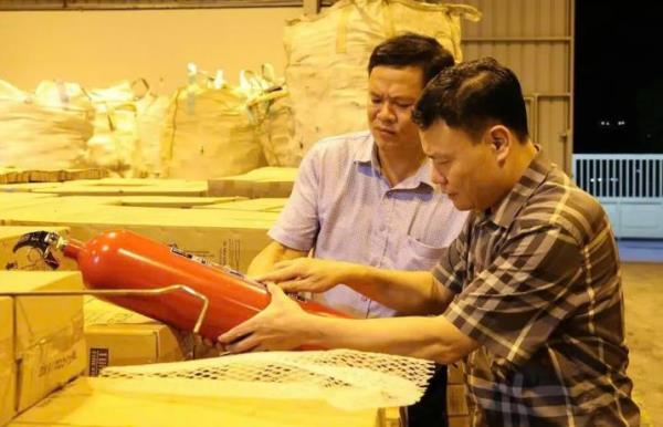 Khởi tố giám đốc công ty sản xuất hơn 1,6 triệu bình chữa cháy giả
