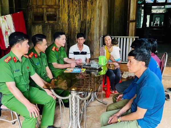 Công an xã Đắk Sắk thăm hỏi, động viên, trao tặng quà cho người dân có hoàn cảnh khăn, bệnh hiểm nghèo