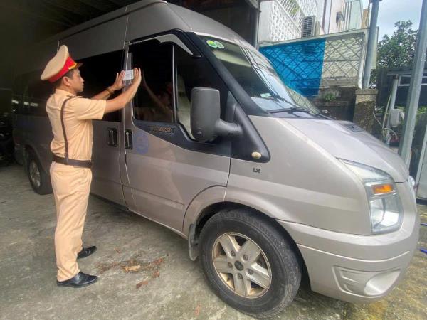 Cảnh sát giao thông Đà Nẵng liên tiếp phát hiện ô tô khách hết hạn kiểm định