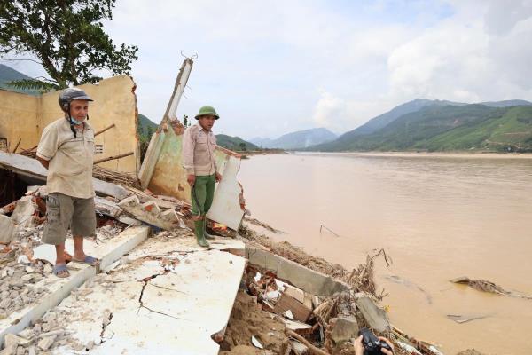 Thượng nguồn sông Vu Gia sau lũ - vườn cây, nhà cửa hóa thành sông