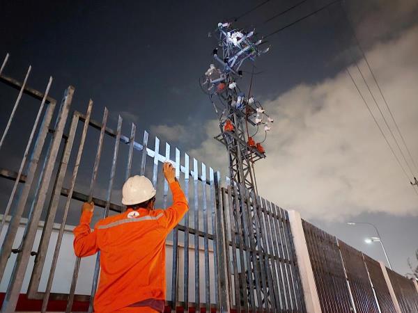 Nổ trụ điện trong đêm, nhiều doanh nghiệp và hàng ngàn hộ dân mất điện gần 2 giờ đồng hồ