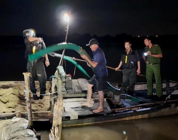Triệt phá đường dây khai thác cát trái phép quy mô lớn trên sông Trà Khúc