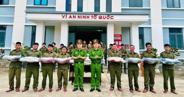 Công an xã miền núi tặng quà cho lực lượng tham gia bảo vệ ANTT cơ sở