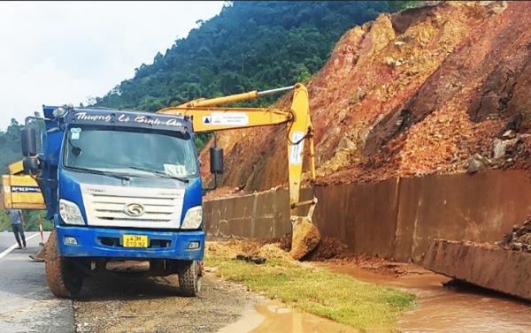 Thứ trưởng Bộ Xây dựng kiểm tra công tác khắc phục sạt lở trên cao tốc La Sơn – Hòa Liên