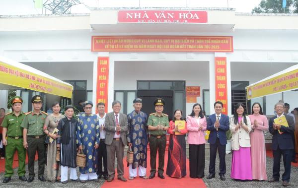 Thiếu tướng Nguyễn Hữu Hợp dự, chúc mừng Ngày hội Đại đoàn kết toàn dân tộc tại phường Hòa Khánh