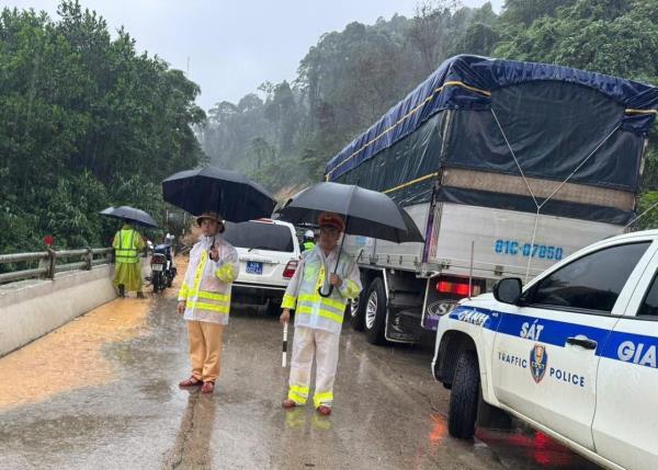 Nỗ lực đảm bảo TTATGT, hỗ trợ nhân dân tại các điểm xung yếu bị sạt lở