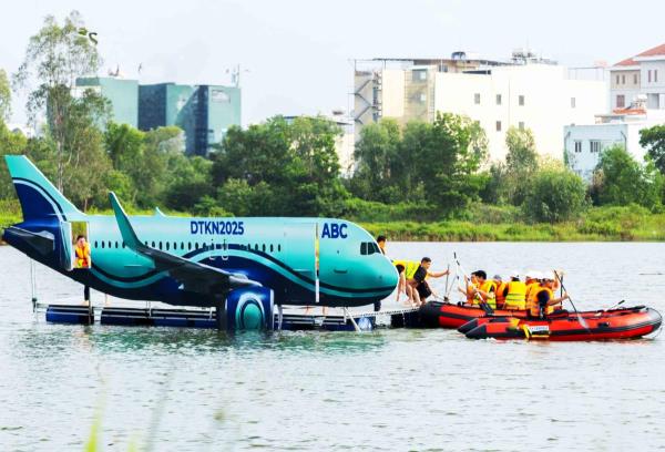 Diễn tập khẩn nguy cứu nạn hàng không tại Sân bay Quốc tế Đà Nẵng