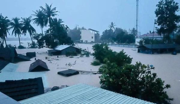 Xuyên đêm sơ tán dân trong trận lũ nước ngập tới nóc nhà ở Đắk Lắk