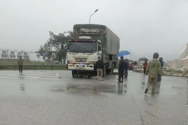 Xe máy bị xe tải cuốn vào gầm, 1 người bị thương nặng