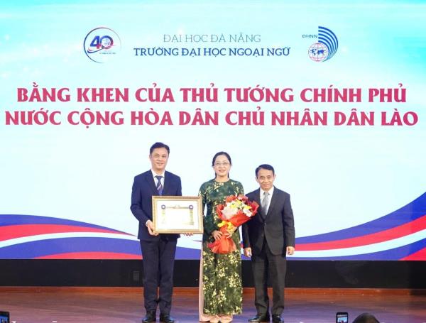 Trường Đại học Ngoại ngữ Đà Nẵng đón nhận Bằng khen của Thủ tướng Chính phủ nước Cộng hòa dân chủ Nhân dân Lào