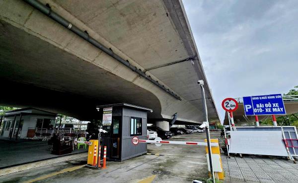 Bãi đỗ xe đầu tư tạm dưới gầm cầu Trần Thị Lý chưa chấm dứt hoạt động, vì đâu?