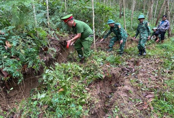 Xuất hiện vết nứt lớn tại Đắc Pring, người dân nhanh chóng được di dời trong đêm