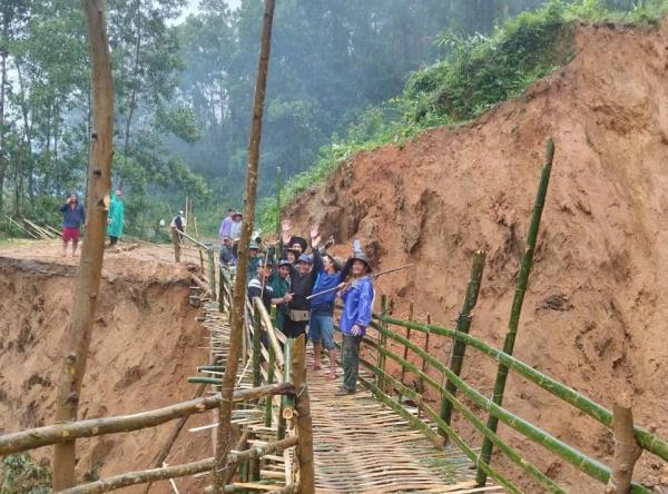 Người dân vùng cao làm cầu tạm để qua điểm sạt lở