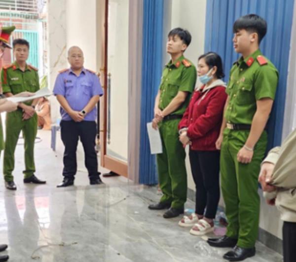 Lừa tiền bằng thông tin, giấy tờ giả