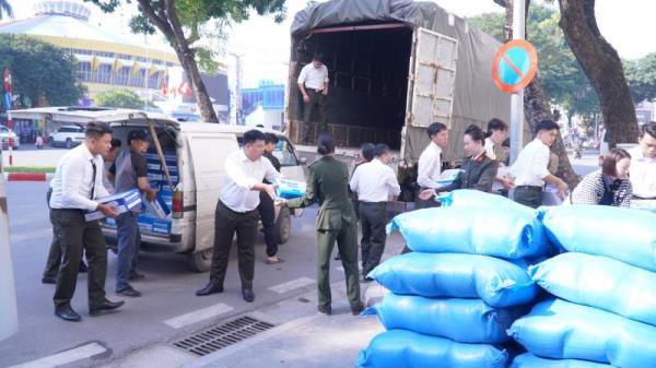 Hàng hóa, nhu yếu phẩm từ Bộ Công an đến với người dân vùng lũ