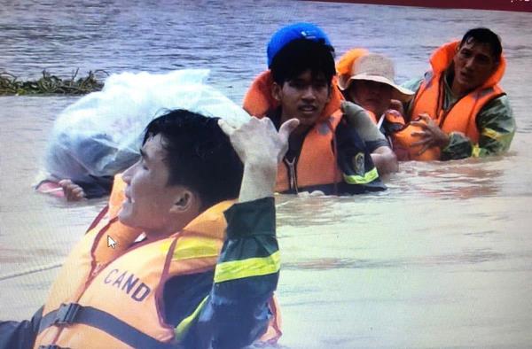 Ấm lòng trong cơn lũ dữ