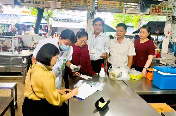 Lấy mẫu giám sát ô nhiễm nước uống, thực phẩm tại các chợ và trường học