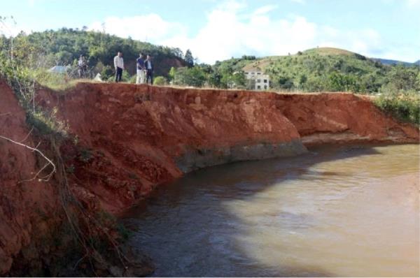 Suối Đăk Ter sạt lở, uy hiếp an toàn khu dân cư và Quốc lộ 40B