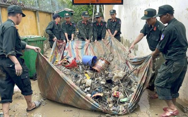 Chung sức dựng lại cuộc sống ở vùng rốn lũ