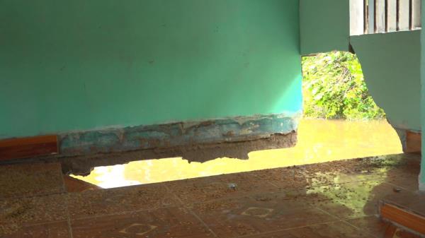 Mưa lớn khiến 6 căn nhà tại xã Thăng Điền bị xói lở, nguy cơ đổ sập