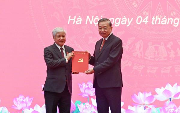 Tổng Bí thư Tô Lâm trao quyết định của Bộ Chính trị về công tác nhân sự