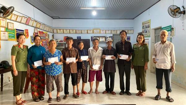 Hội Phụ nữ cơ sở Ban Chuyên đề Công an TP Đà Nẵng hỗ trợ người dân vùng lũ vượt qua khó khăn