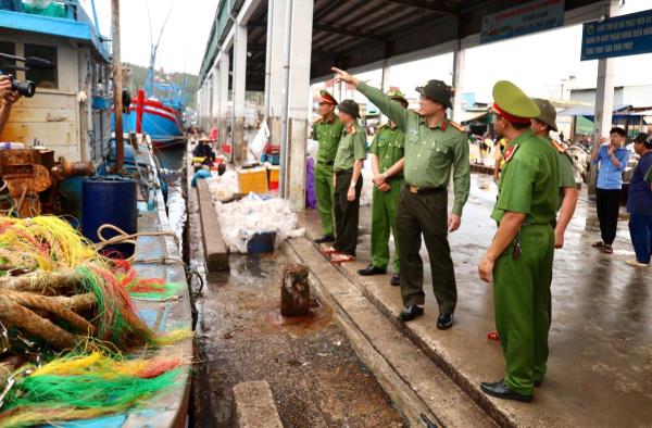 Giám đốc Công an tỉnh Quảng Ngãi kiểm tra công tác phòng chống bão số 13 tại phường Sa Huỳnh